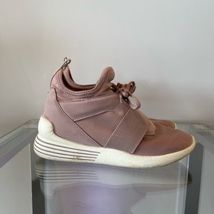 🌷 KENDALL & KYLIE 🌷 pink sneakers 7.5 M